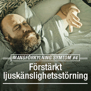 A square campaign graphic showing a close-up, overhead view of a bearded man lying in bed with his eyes tightly shut, raising his hand to block out the light with a pained expression. A white graphic overlay reads 'MANSFÖRKYLNING SYMTOM #4' and 'Förstärkt ljuskänslighetsstörning' (Enhanced light sensitivity disorder).
